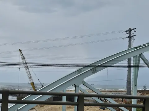 Đề nghị kiểm tra, xử lý công trình xây dựng ‘uy hiếp’ an toàn cầu đường sắt Nam Ô