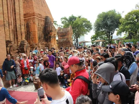 Du khách háo hức tham gia lá»
 há»i Trầm hương