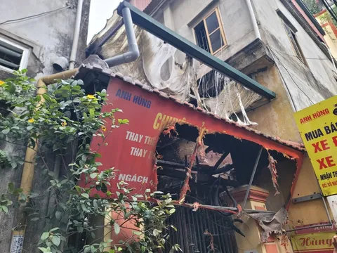 Thứ trưởng phụ trách Bộ Công an Trần Quốc Tỏ trực tiếp đến hiện trường chỉ đạo khắc phục vụ cháy ở phố Trung Kính