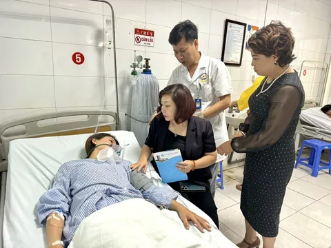 Hội LHPN Hà Nội thăm, động viên các nạn nhân vụ cháy nhà trọ đang điều trị tại bệnh viện