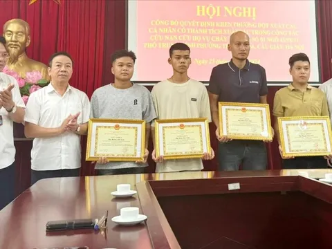 Khen thưởng 4 công dân cứu người trong vụ cháy tại quận Cầu Giấy