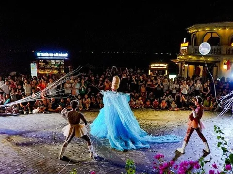 Show LGBTQ+ “Xúng xính” gây sốt tại chợ đêm Vui Phết, Phú Quốc