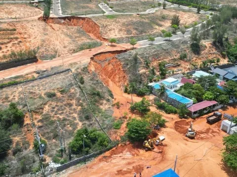 Vụ lũ cát ở Bình Thuận: Chủ đầu tư lấy đất chắn, khi nguy hiểm phải di dời dân