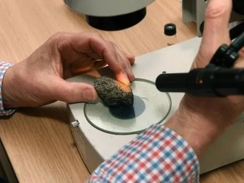 Bất ngờ phát hiện vật thể lạ lao xuống đất với ánh sáng xanh lục ở Anh