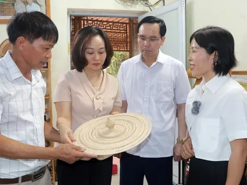 Nâng cao vai trò của phụ nữ trong bảo tồn và phát huy giá trị sản phẩm làng nghề truyền thống