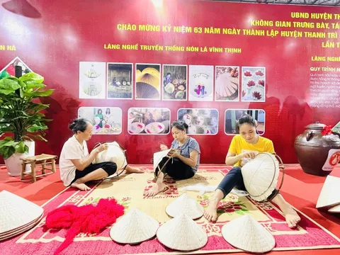 Triển lãm các sản phẩm OCOP, thủ công mỹ nghệ, làng nghề kết hợp phát động xây dựng tuyến phố không dùng tiền mặt