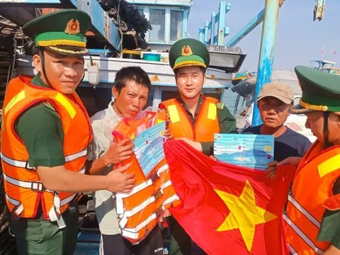 Sát cánh cùng ngư dân vươn khơi, bám biển