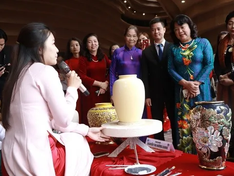 Phụ nữ Bát Tràng tiên phong ứng dụng công nghệ số