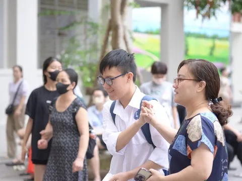 Sáng 1/6, hơn 3.300 thí sinh bước vào kỳ thi tuyển sinh trường THPT Chuyên Ngoại ngữ