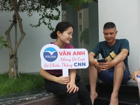 Hàng nghìn phụ huynh vượt nắng mưa đưa con thi vào trường chuyên