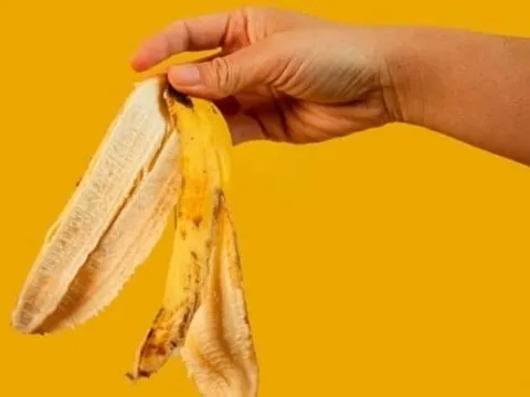 Án Nước ngoài-Luật Việt Nam: Chồng bị bắt vì dùng vỏ chuối tấn công vợ