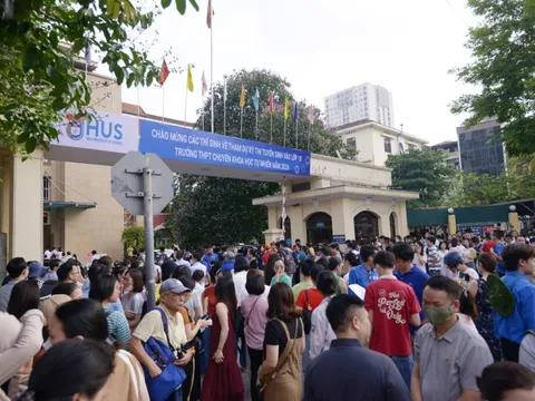 Sáng 2/6, hàng nghìn thí sinh tham gia thi vào lớp 10 trường chuyên thuộc ĐH Quốc gia Hà Nội