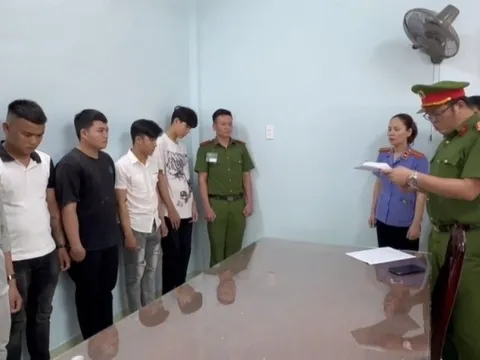 Học sinh nhờ "côn đồ" bắt giữ, hành hung 2 bạn vì mâu thuẫn