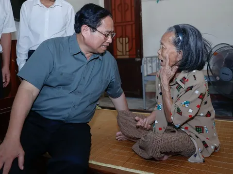 Thủ tướng thăm, tặng quà người có công và trẻ em, người khuyết tật tại Quảng Bình