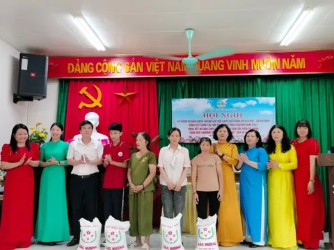 Phụ nữ Thanh Trì tặng gần 200 suất quà cho trẻ em có hoàn cảnh khó khăn nhân ngày Quốc tế thiếu nhi 1/6