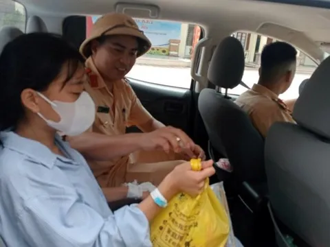 Hải Phòng: Cảnh sát giao thông giúp đưa đón thí sinh mới mổ ruột thừa