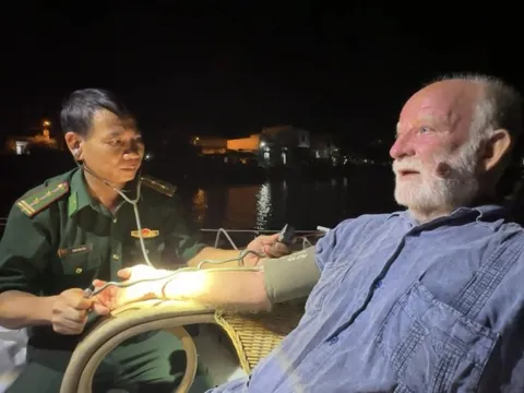 Ngư dân Quảng Ngãi cứu vớt một người nước ngoài trôi dạt trên biển