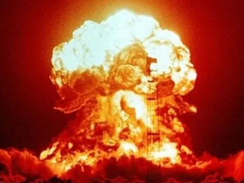 Kho vũ khí của Ukraine nổ tung sau đòn không kích chính xác của Nga