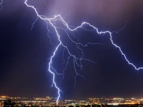 Hiện tượng sét dồn dập trong sáng nay là hoàn toàn bình thường