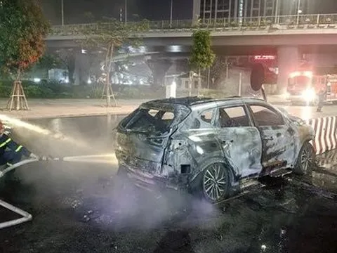 Hải Phòng: Xe ô tô cháy rụi sau khi lao vào dải phân cách