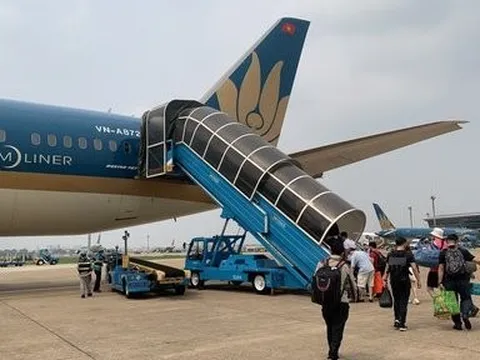 Vé máy bay “hạ nhiệt”, người dân "săn" vé đi du lịch
