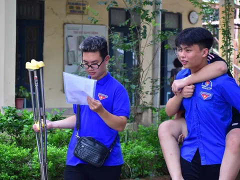 Nét đẹp “màu áo xanh” tình nguyện tiếp sức mùa thi vào lớp 10 ở Hà Nội