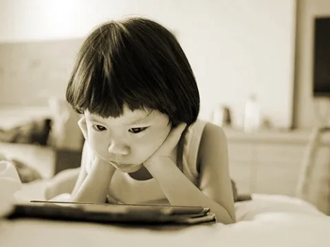 Dấu hiệu nhận diện con đang... nghiện màn hình