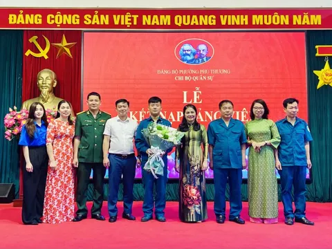 Chi bộ Quân sự phường Phú Thượng kết nạp đảng viên mới
