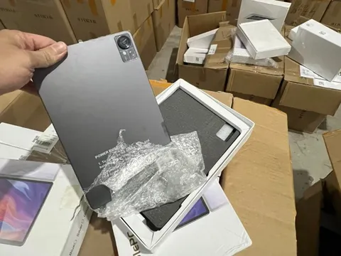 Hà Nội: Phát hiện kho iPhone, iPad 'khủng' không rõ nguồn gốc