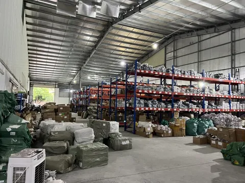 Phát hiện kho hàng lớn chứa 2.000 máy tính bảng, iphone ở Sóc Sơn nghi nhập lậu