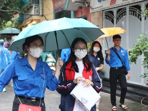 Sáng 9/6, hàng nghìn sĩ tử Hà Nội đội mưa đi thi môn cuối vào lớp 10