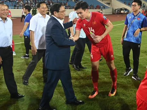 Thủ tướng xuống sân chúc mừng chiến thắng "nghẹt thở" của đội tuyển Việt Nam