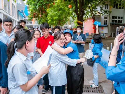 Xúc động những cái ôm “chữa lành” dành cho sĩ tử trong kỳ thi đầy áp lực