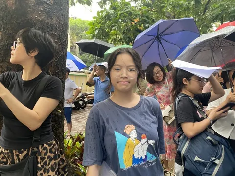 Kết thúc môn thi Toán: Thí sinh rời phòng thi với tâm trạng thoải mái