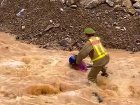 Bộ trưởng Công an biểu dương Thượng úy Nguyễn Mạnh Tường dũng cảm lao xuống dòng lũ dữ cứu người dân