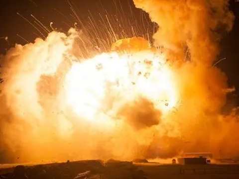 Tấn công căn cứ không quân, tên lửa Nga thể hiện uy lực, máy bay Ukraine nổ tung