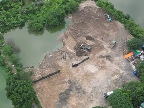 Vụ đổ phế thải lấp hồ tại Hà Nội, lãnh đạo phường nói "tôi biết hết"