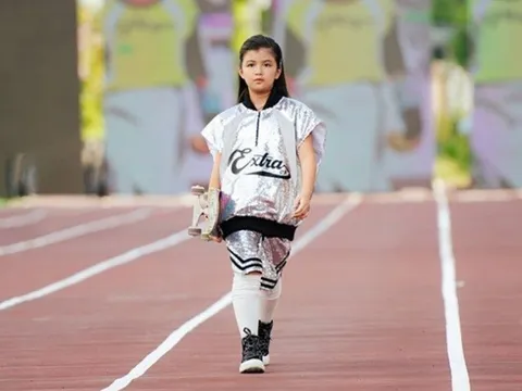 Mẫu nhí 9 tuổi “gây sốt” khi đánh golf, trượt ván ngay trên sàn diễn thời trang