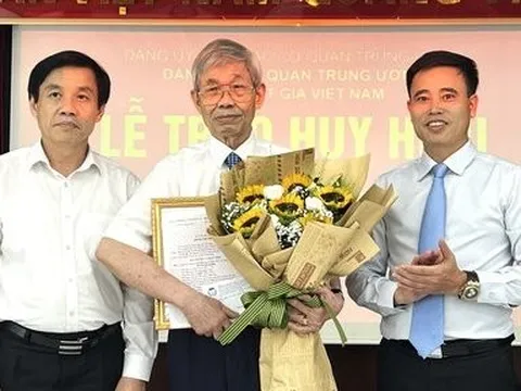 Hội Luật gia Việt Nam trao tặng huy hiệu và bằng khen cho đảng viên