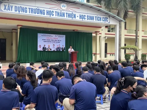 “Đồng hành cùng mùa thi” với gần 500 học sinh lớp 12