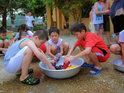 Bố mẹ đau đầu, gia đình đảo lộn khi con nghỉ hè