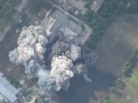 Tên lửa chiến thuật Nga tấn công chính xác, M142 HIMARS Ukraine nổ tung