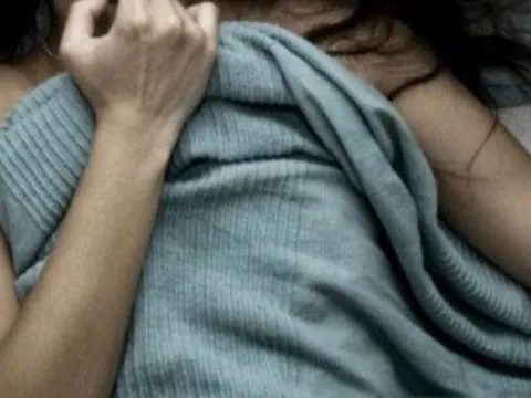 Thanh niên 20 tuổi rủ bạn gái 17 tuổi về nhà chơi rồi xâm hại tình dục