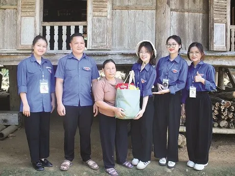 Nữ sinh giàu lòng nhân ái