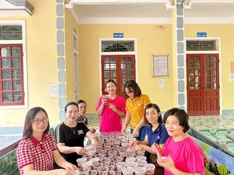 Ấm lòng thầy cô ép nước mía, nấu chè "tiếp sức" học sinh ôn thi