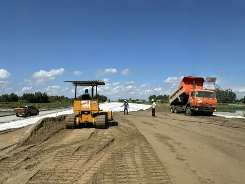 Cao tốc Cần Thơ-Cà Mau lo 'lỡ hẹn' vì thiếu cát đắp nền