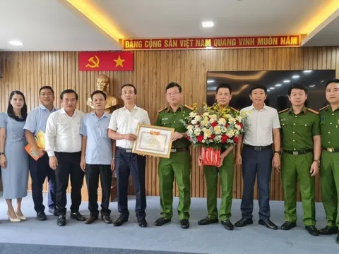 Bộ trưởng Bộ GD&ĐT tặng bằng khen cho lực lượng công an Đà Nẵng