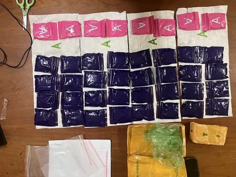 Bị kiểm tra ô tô, đối tượng trên xe tự giác nộp gần 8.000 viên ma túy