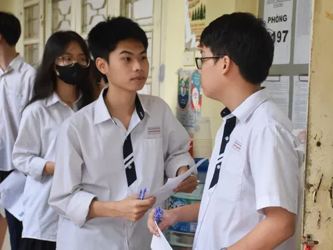 Hà Nội: Hàng ngàn phụ huynh dậy sớm, xin nghỉ làm đồng hành cùng con vượt vũ môn