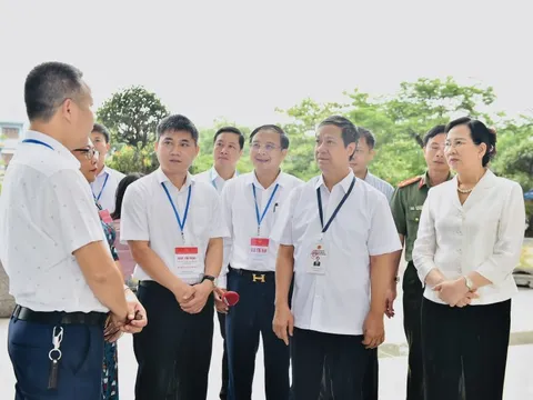 Bộ trưởng Nguyễn Kim Sơn động viên thí sinh, giáo viên tại Kỳ thi tốt nghiệp THPT